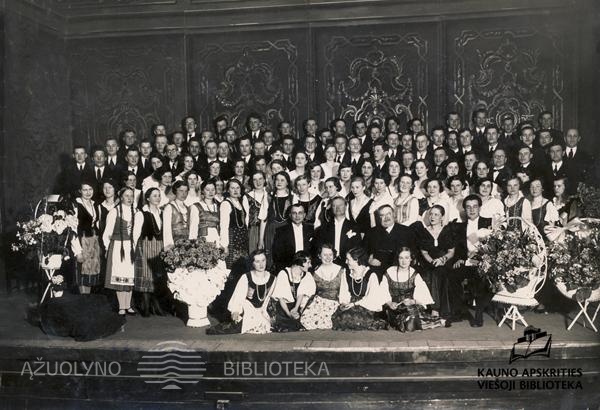 VDU_choras_Valstybes_teatre_1934.jpg