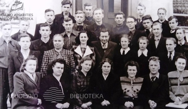 Petrasiunu_progimn_mokytojai_mokiniai_1953-1954.jpg