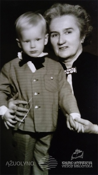 Valerija_Kazlauskiene_su_anuku_1976.jpg
