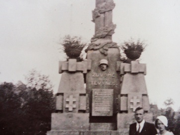 Prie paminklo „Žuvome dėl tėvynės“