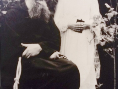 V. Kazlauskaitė su tėvu kapucinu Jonu