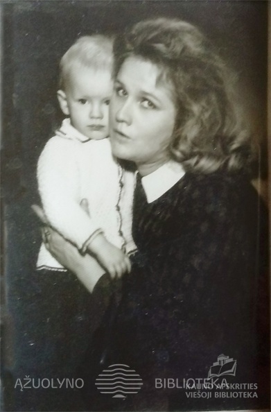 Valerija_Balciuniene_su_suneliu_1942.jpg