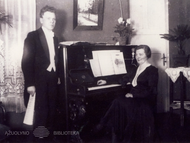 Busilai savo namų svetainėje