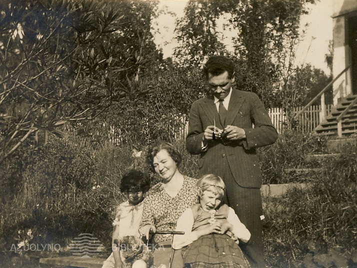 Steponavičius ir Busilienė su dukromis