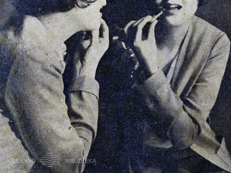 Kino artistė M. Shilling prieš veidrodį.  