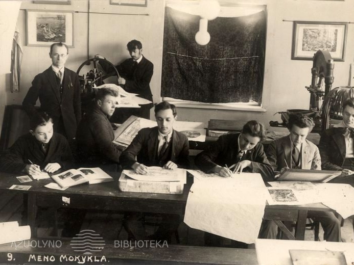 Kauno meno mokyklos dėstytojas, grafikos studijos vadovas Adomas Galdikas su mokiniais.