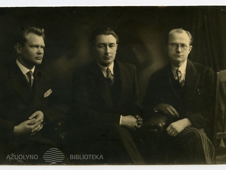 Dailininkas Adomas Galdikas su režisieriumi Andriumi Oleku-Žilinsku ir kompozitoriumi Juozu Gruodžiu.