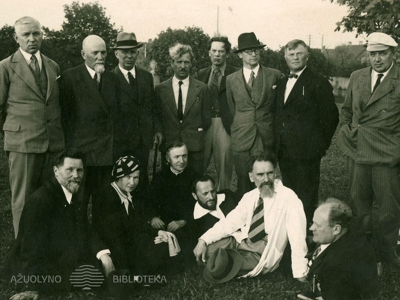  Kauno meno mokyklos mokytojai savo mokyklos kieme.