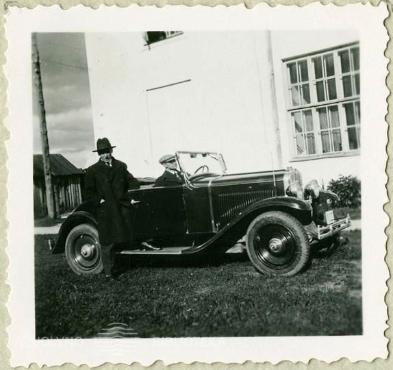 P. Galaunė ir A. Galdikas (sėdi savo automobilyje) prie Kauno meno mokyklos.