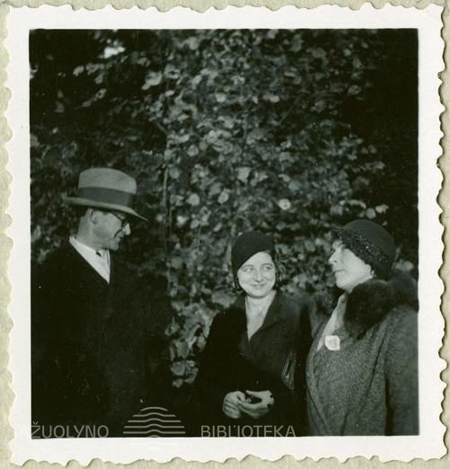 A. Galdikas, G. Bacevičiūtė ir M. Galdikienė. Kaunas. 1934.