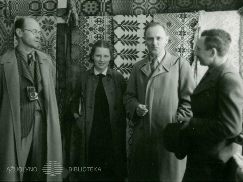 A. Galdikas, D. Galaunytė, P. Galaunė ir V. K. Jonynas Senovės dienoje Dauguose