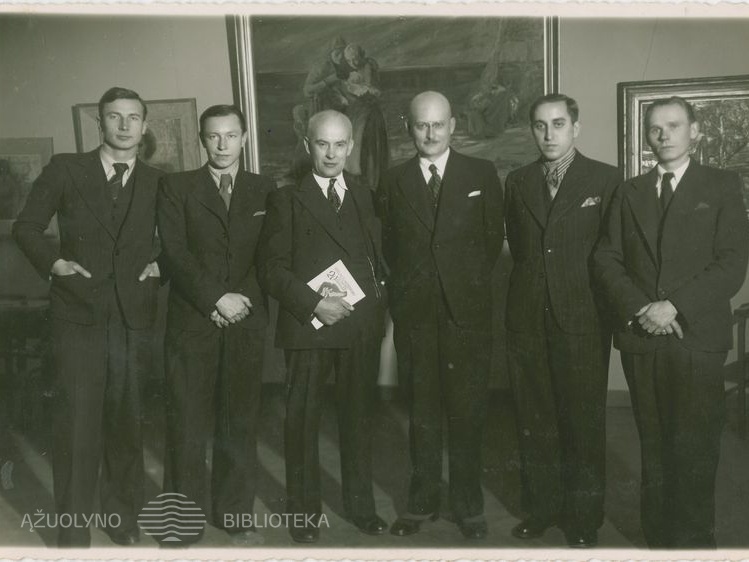 1938 m. Valstybinės dailės premijos laureatai. Iš kairės į dešinę Paulius Augius, Antanas Gudaitis,