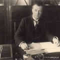 Kauno meno mokyklos direktorius Kajetonas Šklėrius savo kabinete prie darbo stalo