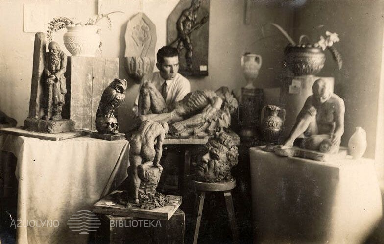 Skulptorius Pranas Steponavičius ekspozicijoje. Kaunas.