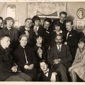 Menininkai. I eilėje iš kairės 1) Mykolas Žilinskas, 2) Vytautas Kazimieras Jonynas, 4) Halina Naruševičiūtė-Žmuidzinienė, 7) Antanas Tamošaitis. 