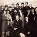Kauno meno mokyklos mokiniai su dėstytojais. Centre dailininkas Adomas Varnas.