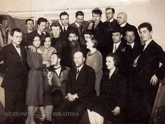 Kauno meno mokyklos mokiniai su dėstytojais. Centre dailininkas Adomas Varnas.