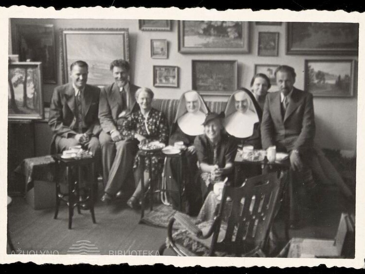 Dirbtuvėje V. Putvinskio g. 40 ant sofos prie kilnojamųjų mažų staliukų 