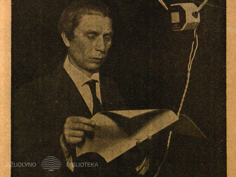 P. Vaičiūnas skaito per radio: A. Jurgelionio foto 