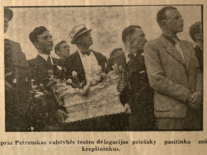 Kipras Petrauskas valstybės teatro delegacijos priešaky pasitinka mūsų krepšininkus