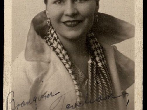 Marijona Rakauskaitė su šviesiu švarkeliu.  Kaunas.
