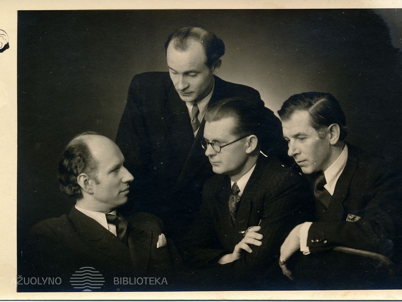 J. Pakalnio baleto „Sužadėtinė“ statytojai. Sėdi iš kairės: