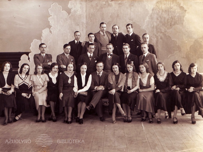 Valstybės teatro baleto trupė. Pirmoje eilėje iš kairės