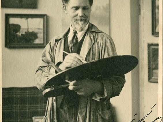 Antanas Žmuidzinavičius savo dirbtuvėje V. Putvinskio g. 40: