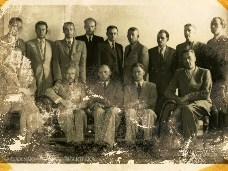 Lietuvos Laikinoji vyriausybė. Pirmoje eilėje sėdi iš