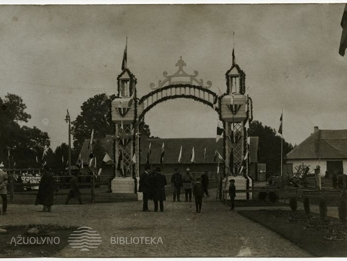 Žemės ūkio parodos Žagarėje vartai. Prie vartų 