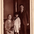 Augustinas Voldemaras su žmona Matilda ir posūniu Luly. 20 a. 4 deš. nuotr. Kaunas. TIM (Trakų istorijos muziejus) GEK 41688.