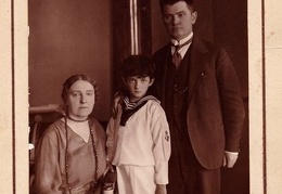 Augustinas Voldemaras su žmona Matilda ir posūniu Luly. 20 a. 4 deš. nuotr. Kaunas. TIM (Trakų istorijos muziejus) GEK 41688.