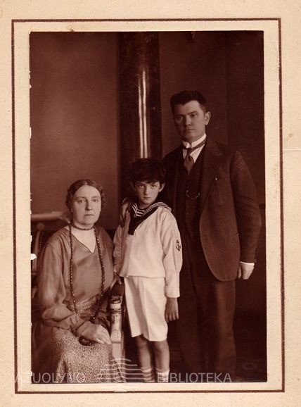 Augustinas Voldemaras su žmona Matilda ir posūniu Luly. 20 a. 4 deš. nuotr. Kaunas. TIM (Trakų istorijos muziejus) GEK 41688.