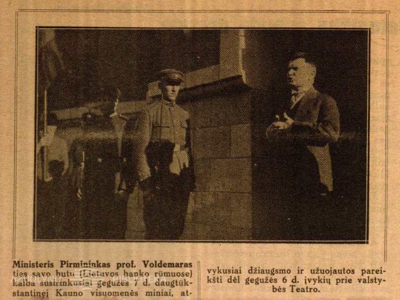 Ministeris Pirmininkas prof. Voldemaras ties savo butu (Lietuvos banko rūmuose)... // Trimitas. – 1929, Nr. 20, p. 326.
