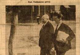 Voldemarininkams gręsia bausmė // Dienos naujienos. – 1931, rugpj. 26, p. 1: nuotr. prof. A. Voldemaras, vakar išėjęs iš kariuomenės teismo pietų pertraukos metu, šalia jo apgynėjas prisiek. advok. Choronžickis.