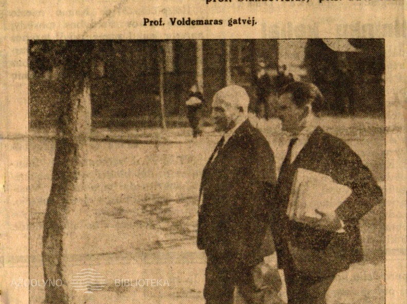 Voldemarininkams gręsia bausmė // Dienos naujienos. – 1931, rugpj. 26, p. 1: nuotr. prof. A. Voldemaras, vakar išėjęs iš kariuomenės teismo pietų pertraukos metu, šalia jo apgynėjas prisiek. advok. Choronžickis.