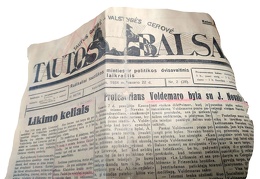 Cenzūros konfiskuotas „Tautos balso“ 1934 m. vasario 22 d. numeris su A. Voldemaro straipsniu „Likimo keliais“: [šis egzempliorius liko cenzūros įstaigoje ir kaip įkaltis pridėtas prie bylos medžiagos išliko]. LCVA, f. 932, ap. 1, b. 52, l. 147.