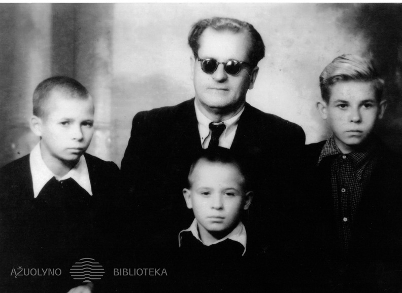 Pranas Daunys su savo sunumis_1950.jpg