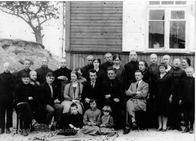 Pranas Daunys su mokiniais_1929.jpg