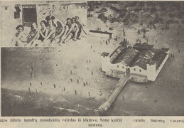 Palangos pliažas iš lėktuvo ir vasarojančios moterys. Sekmadienis, 1932, nr. 29, p. 2.