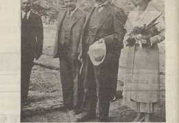 Prezidentas A. Smetona su ponia lanko policijos sanatoriją. Sekmadienis, 1933, nr. 33, p. 2.