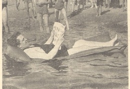 Patogu ilsėtis ant pripučiamo čiužinio. Sekmadienis, 1935, nr. 28, p. 5.