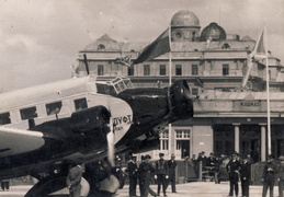 „Deruluft“ bendrovės lėktuvas greta Aleksoto aerodromo aerostoties pastato. XX a. 4 deš.