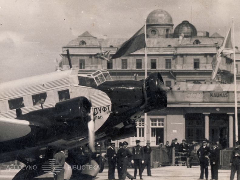 „Deruluft“ bendrovės lėktuvas greta Aleksoto aerodromo aerostoties pastato. XX a. 4 deš.
