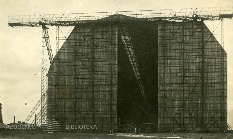 Dirizablio_angaras_Aleksoto_aerodrome_1919.jpg