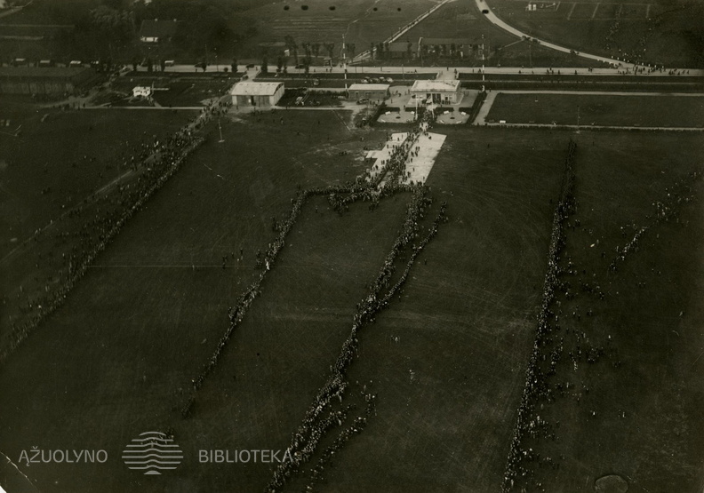 F_Vaitkaus_sutiktuves_Aleksoto_aerodrome_1935.jpg