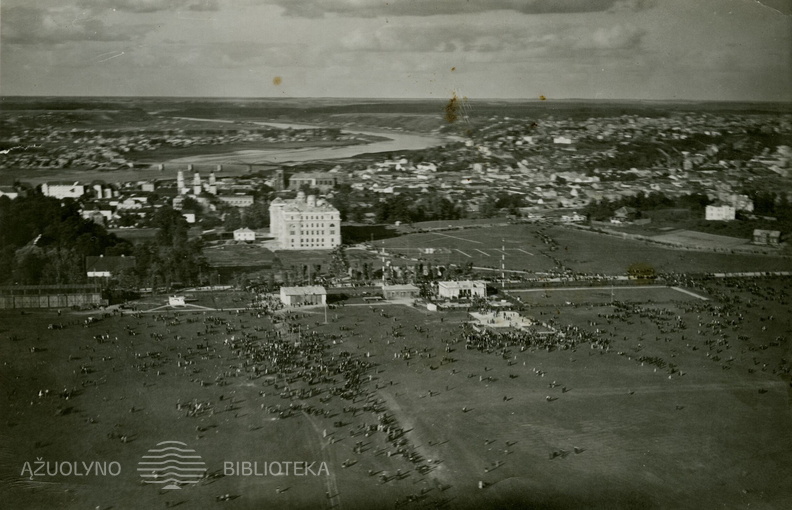 F. Vaitkaus_sutiktuves_Aleksoto_aerodrome_1935.jpg