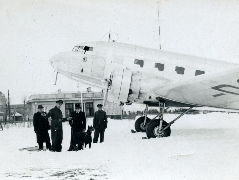 Keleivinis lėktuvas DC-2 Aleksoto aerodrome. XX a. 4 deš. 2-oji p.