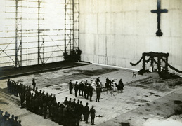 Pamaldos dirižablio angare Lietuvos karo aviacijos šventės metu. 1921 m. gegužės 29 d.