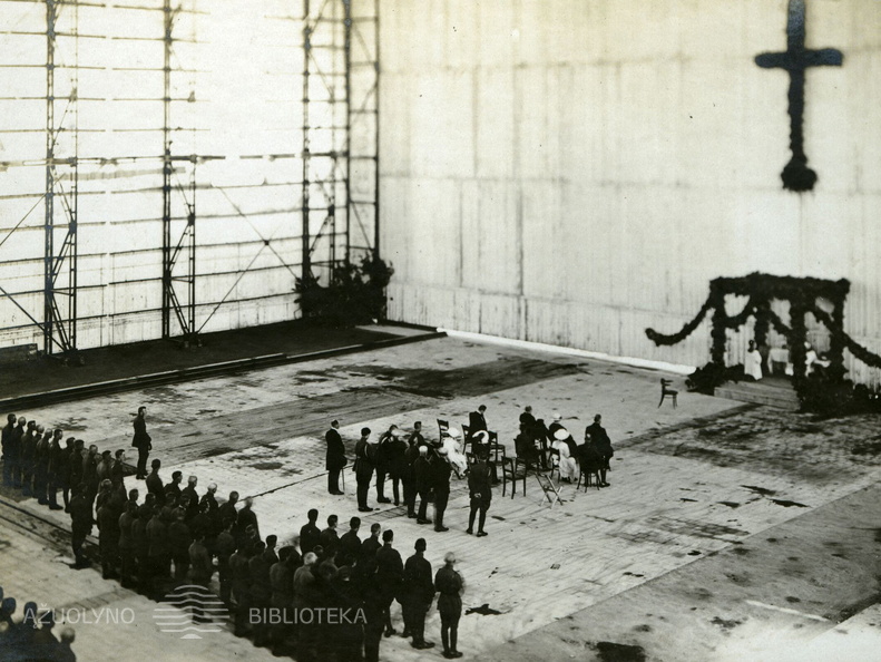 Pamaldos dirižablio angare Lietuvos karo aviacijos šventės metu. 1921 m. gegužės 29 d.